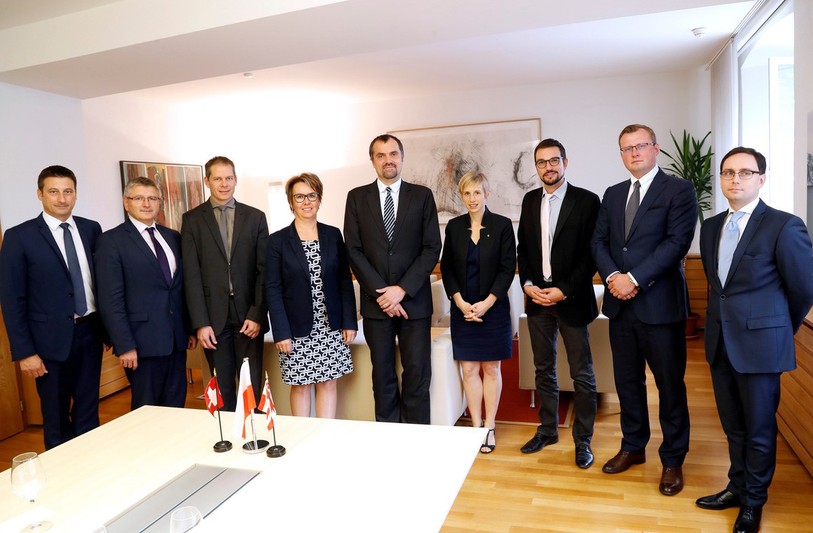 De gauche à droite : Jacques Gerber, Charles Juillard, David Eray, Nathalie Barthoulot, Jakub Kumoch (ambassadeur de Pologne en Suisse), Gladys Winkler Docourt, Martial Courtet, Pawel Jaworski (consul), et Jędrzej Uszyński (premier secrétaire).