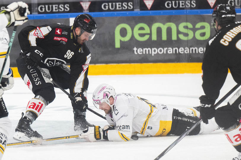 Marco Maurer et le HC Ajoie ont été battus par Lugano dimanche soir au Tessin lors du cinquième acte du play-out de National League. (Photo : Keystone/ Ti-Press/ Samuel Golay)