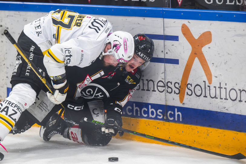 Ce premier duel entre le HC Ajoie de Marco Maurer et Lugano a apporté son lot de duels âpres (photo : KEYSTONE/ Ti-Press/ Samuel Golay).