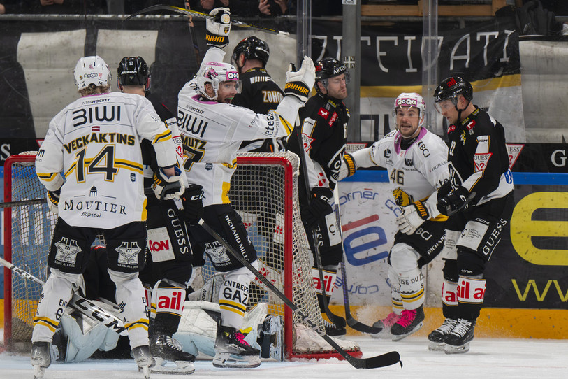 Reto Schmutz peut laisser éclater sa joie, le HC Ajoie vient de marquer le but vainqueur samedi soir à Lugano et prend l'avantage dans le play-out de National League (photo : KEYSTONE/ Ti-Press/ Samuel Golay).