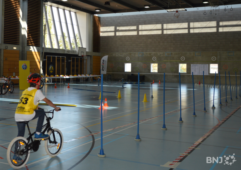 Un jeune cycliste s'apprête à s'élancer sur le parcours