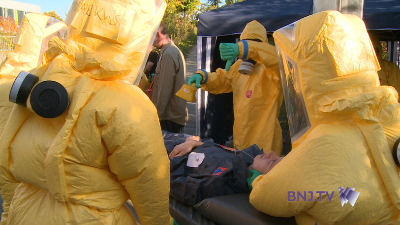 Un figurant simule des blessures sévères par irradiation.