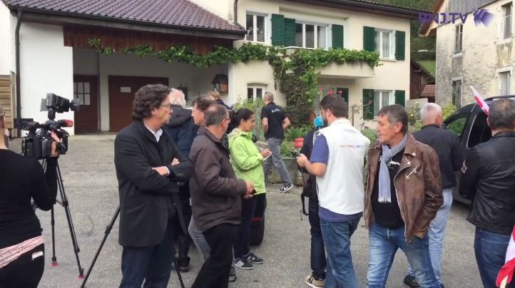 Le 17 septembre, Manfred Bühler (au centre) s'était réfugié chez un habitant de la commune sous les huées des partisans autonomistes