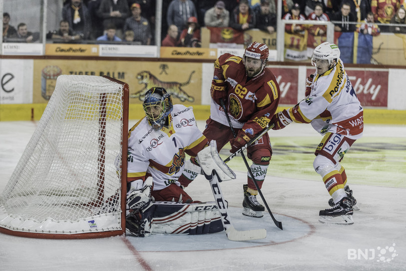 Il a fallu un grand Jonas Hiller pour que le HC Bienne ramène 2 points de Langnau.