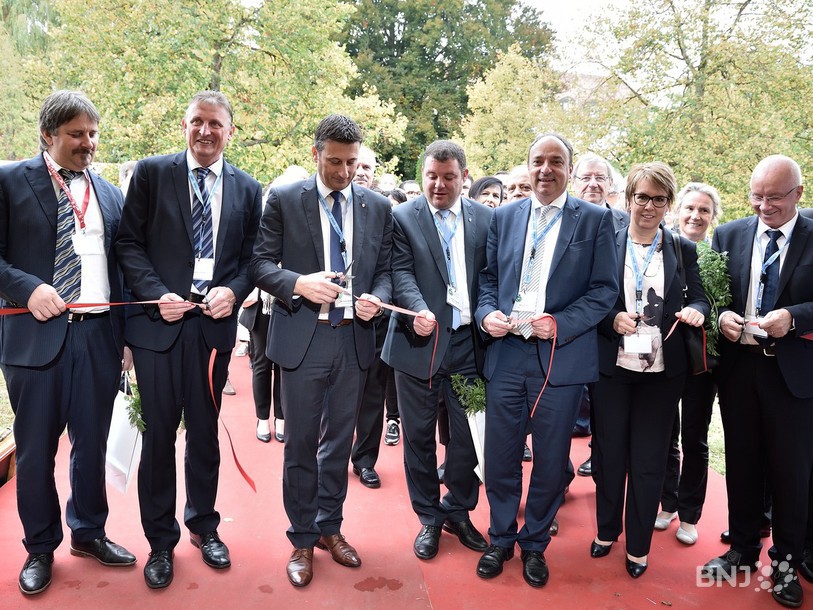 De gauche à droite : Noël Saucy (FRI), Laurent Wendliger (Chambre d'agriculture d'Alsace), Jacques Gerber (ministre jurassien de l'économie), Damien Chappuis (maire de Delémont), Markus Dieth (conseiller d'Etat argovien), Nathalie Barthoulot (présidente du Gouvernement jurassien), Bernard Lehman (directeur de l'OFAG). Photo : Georges Henz.       