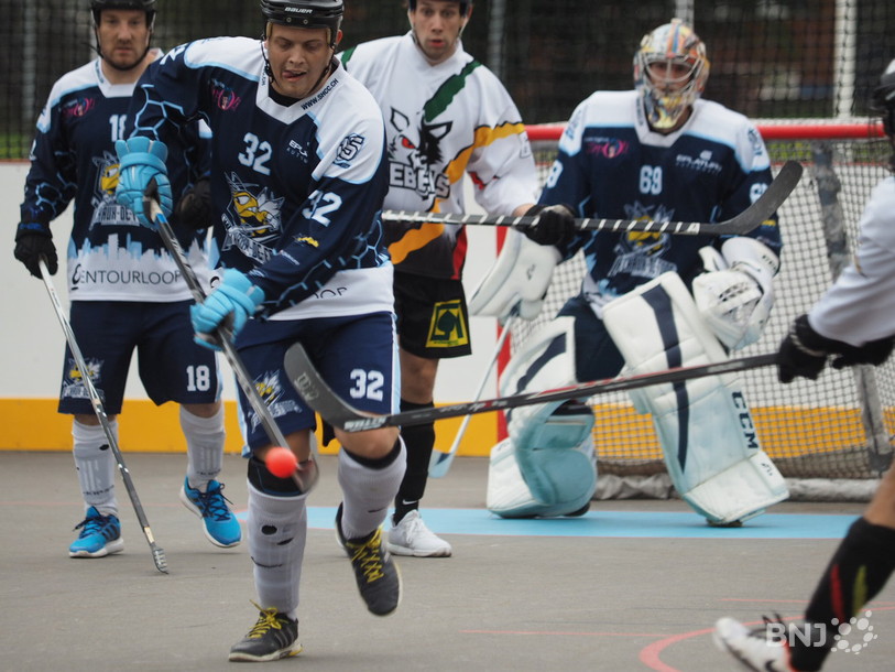 Les Chaux-de-Fonniers, ici Antoine Bezançon (au centre), sont tombés face à un gros morceau samedi