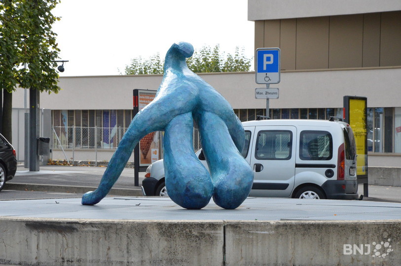Une clitoris géant a élu domicile sur le rond-point de la gare de Neuchâtel. Il est l'oeuvre de l'artiste Mathias Pfund. 