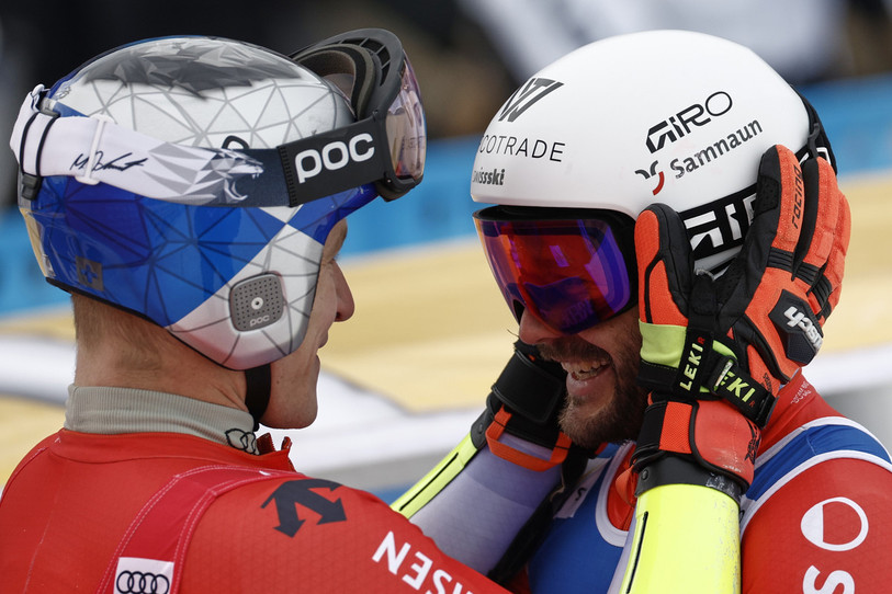 Quand deux géants du ski alpin (Marco Odermatt et Loïc Meillard) se félicitent mutuellement au terme d’un géant. Géant ! (Photo : AP Photo/Gabriele Facciotti)