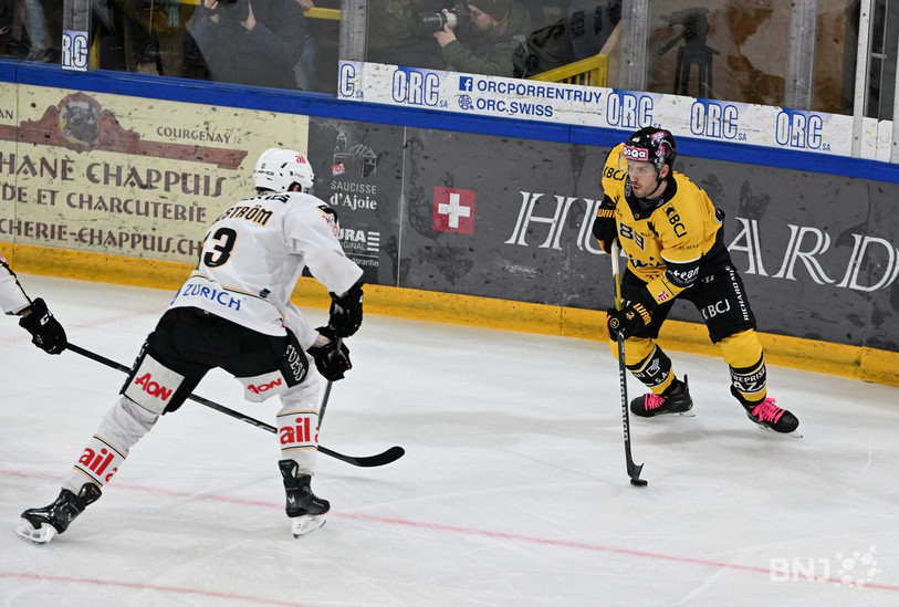 Oula Palve tente de déborder la défense luganaise dans l'acte II du play-out de National League, un acte que le HCA aura su renverser. (Photo : Georges Henz)