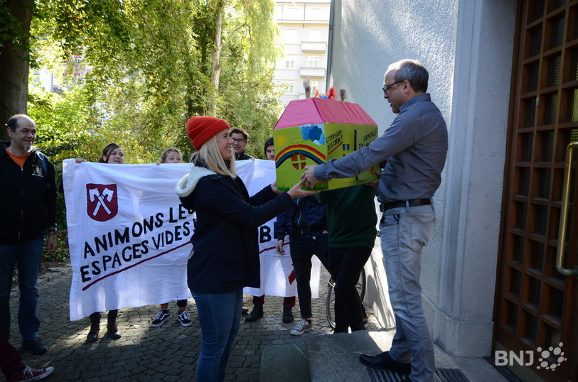 Les Jeunes socialistes ont remis leur initiative baptisée « animons les espaces vides » à Gérard Wettstein, le secrétaire de direction de la ville de Bienne, vendredi matin