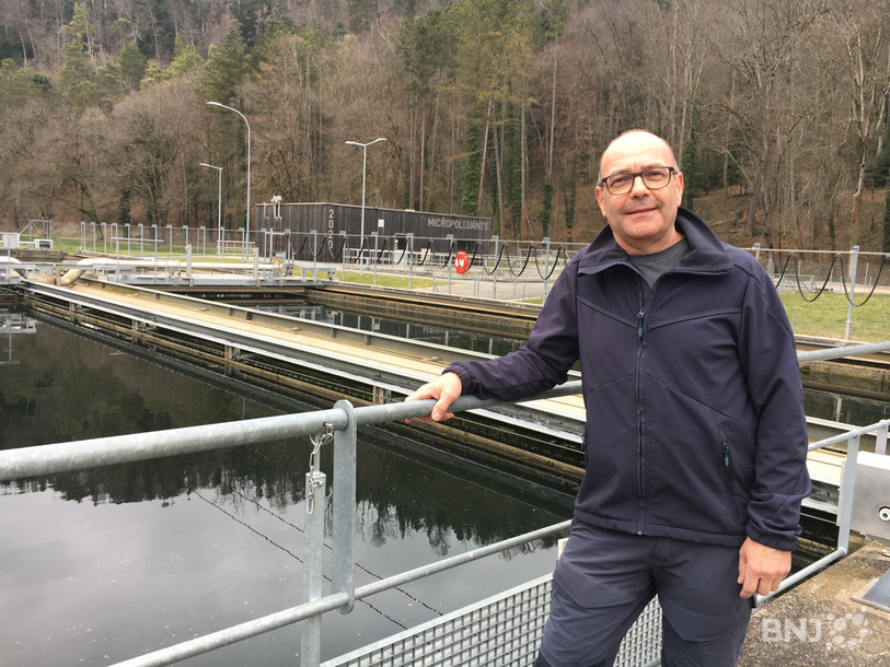 Stéphane Crelier prend la pose devant quelques uns des bassins de la station d'épuration de Porrentruy et environs.