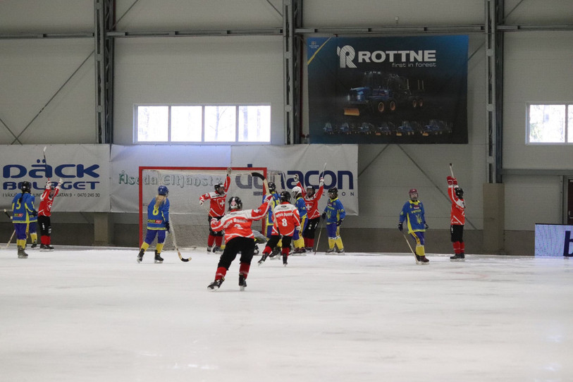 L'équipe féminine de bandy, ici au Mondial 2024, vise à nouveau la deuxième place. (Photo : Swiss Bandy)