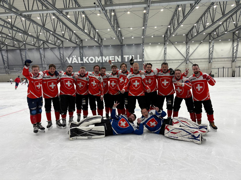 La joie des Suisses après leur victoire contre la Slovaquie. (Photo : Swiss Bandy)