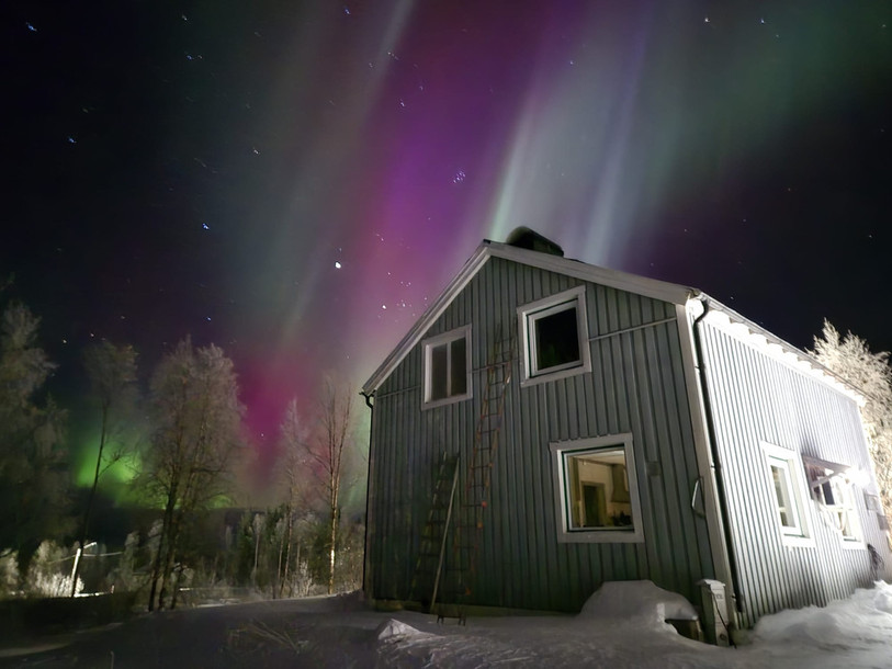La maison de Sebastian et Nathalie Fretz, sous les aurores boréales suédoises. (Photo : Sebastian Fretz).