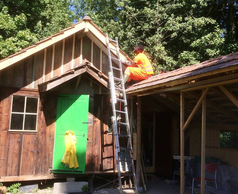 Les cabanes de l'Ecomusée ont été rénovées avec la participation des requérants d'asile du Centre de Perreux.