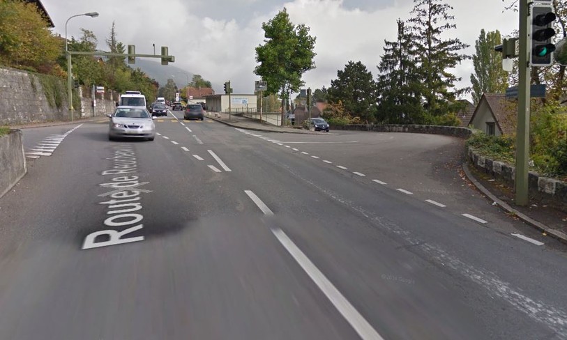 Le motard, qui venait de la rue Hermann Lienhard (à droite), a été percuté par une voiture après s'être engagé sur la route de Reuchnette en direction du Jura bernois. (Photo: Google maps)