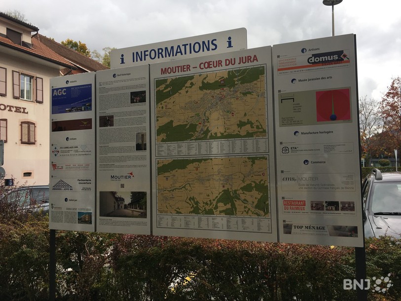 Sur le panneau installé devant la poste de la cité prévôtoise, la devise « Moutier – Cœur de Jura » est devenue « Moutier – Cœur du Jura »