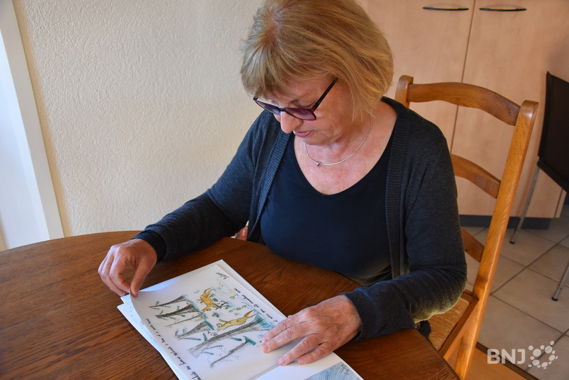 C'est toujours avec beaucoup d'émotion que Danie Perrinjaquet contemple les dessins faits par ses anciens élèves 