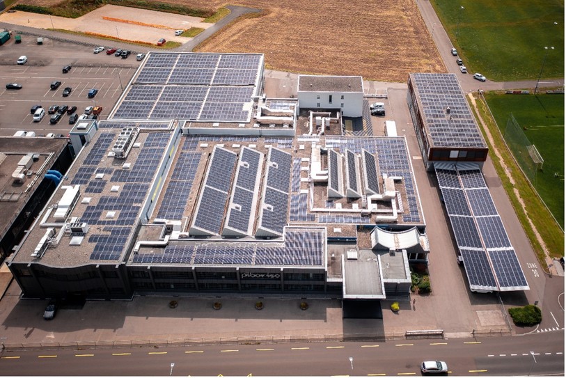 Photo du bâtiment vu de haut avec les panneaux solaires