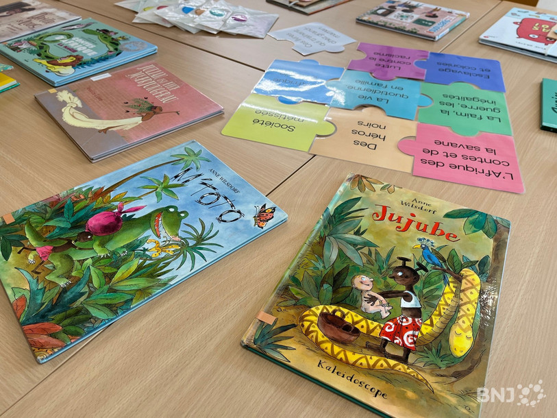 Les enfants ont pu lire toutes une série de livres qui représentent des personnages de couleur.