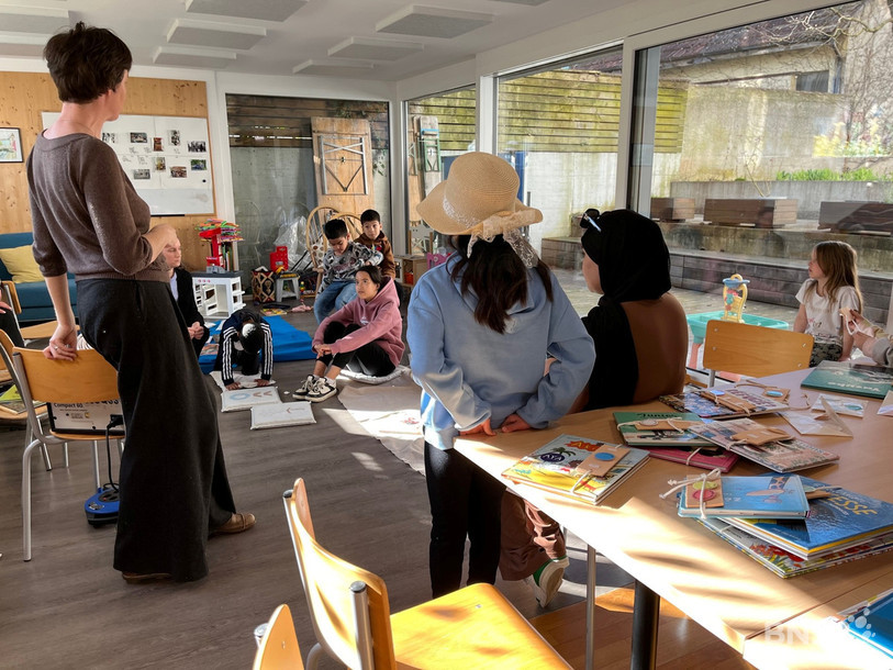 Aude Monnat (à gauche) a animé l'atelier auquel une quinzaine d'enfants et une dizaine de parents ont pris part.