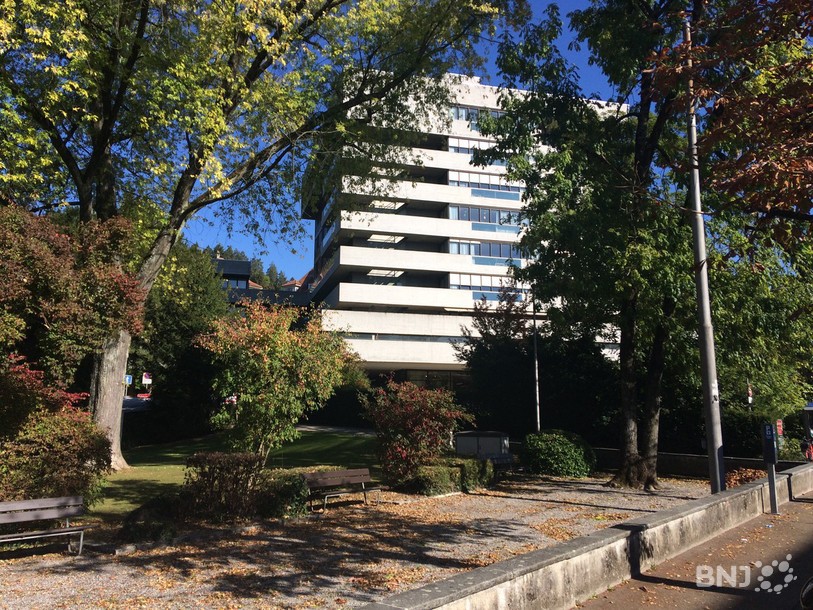 La maison-tour compte une aile pour les soins et pour la résidence