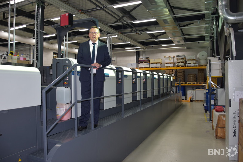 Le directeur de Juillerat et Chervet, Eric Brechbuhl, devant la nouvelle presse dotée d'une caméra qui traque la moindre erreur sur les documents imprimés