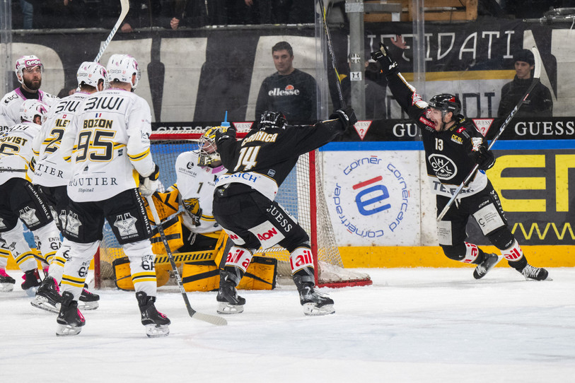 Giovanni Morini vient de marquer le deuxième but tessinois à une trentaine de secondes de la troisième sirène : cruel pour des Jurassiens abattus ! (Photo : Keystone/Samuel Golay)