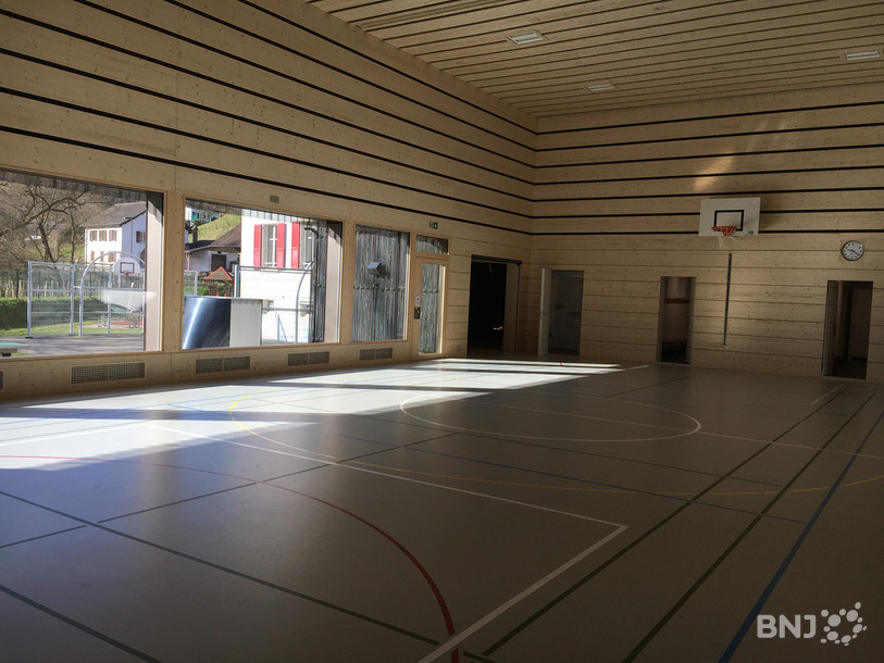 Le bois rend cette salle chaleureuse.