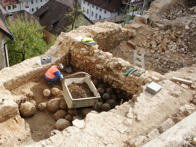   116 boulets de catapulte ont été découvert mi-octobre sous l'esplanade du Château de Porrentruy.