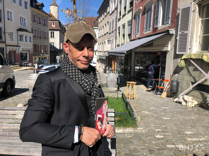 Sébastien Jubin pose avec son troisième roman « Fils de Joie ». 