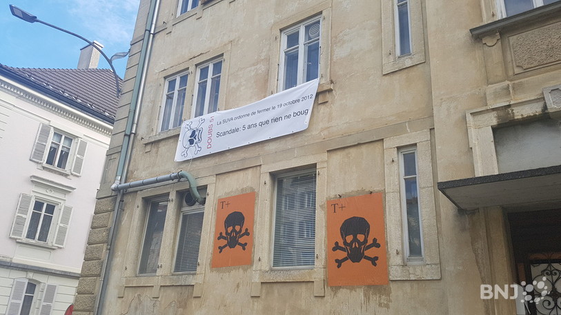 L'association Pro Doubs 51 a installé des banderoles et des pancartes sur l'immeuble.