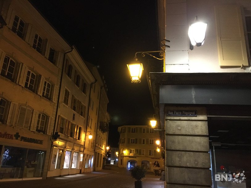 A droite, la lampe testée depuis quelques années ne compensent pas le charme des lanternes de Porrentruy.