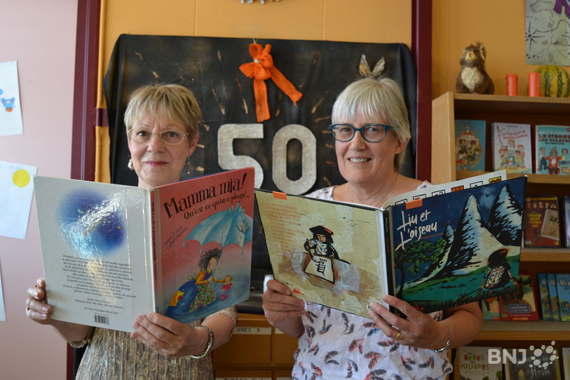 Marlyse Gassmann et Myriam Gattolliat, les deux responsables de la bibliothèque des jeunes du Val-de-Ruz à Fontainmelon ont invité l’illustratrice Catherine Louis pour fêter le 50e anniversaire de l’institution. 