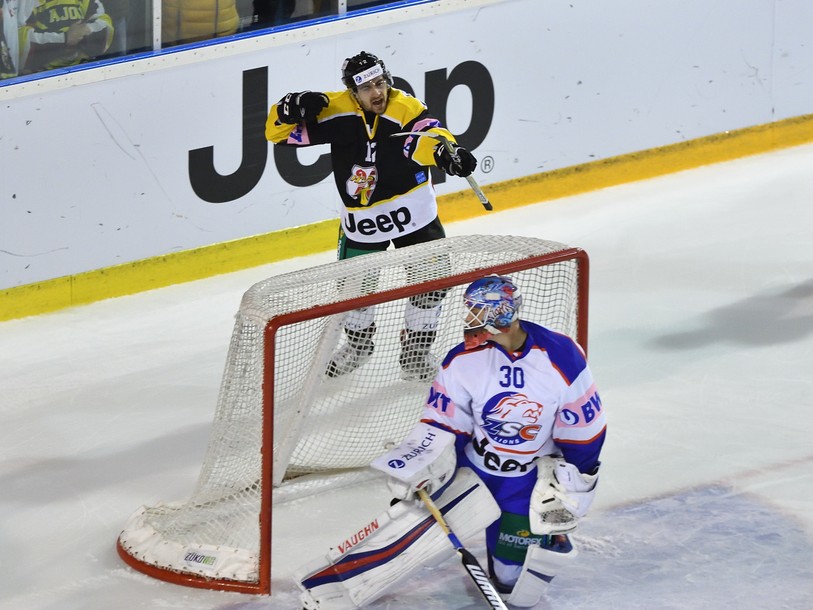 Thibault Frossard propulse le HCA en quart de finale de la Coupe de Suisse en trompant le portier Lukas Flüeler (photo : Georges Henz)