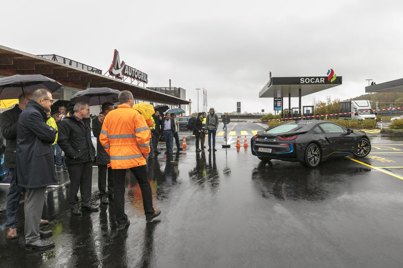 Les invités ont pu tester divers véhicules électriques durant l'inauguration. Photo : SOCAR