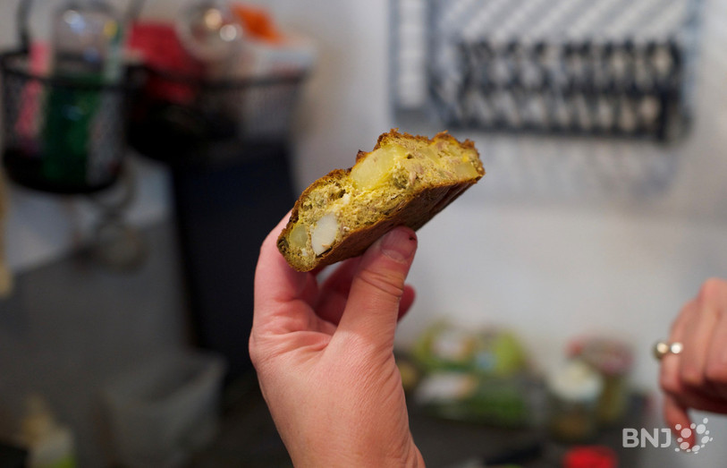 Dans une tranche de ce tajine tunisien on aperçoit tous les ingrédients de la recette.