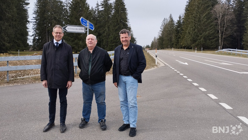De gauche à droite : le ministre David Eray, le maire des Bois Gabriel Bilat et l'ingénieur cantonal Yves-Alain Fleury, ont présenté les travaux réalisés sur la H18.