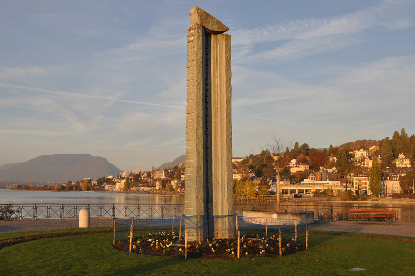 Des tulipes sont plantées au bord du lac (crédit : sp-Ville de Neuchâtel).