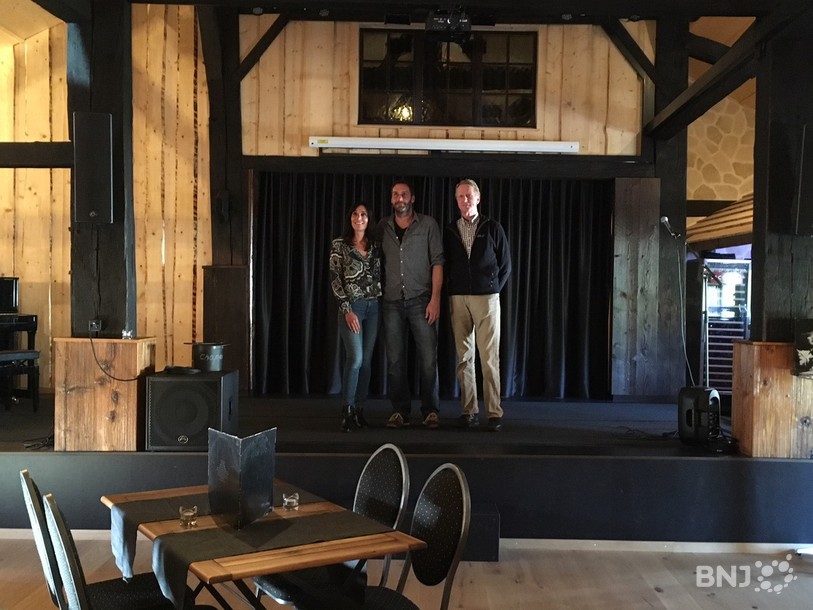 Moana Gogniat-Roth, Sébastien Nicolet et François Vorpe sur les planches de leur salle de spectacle.