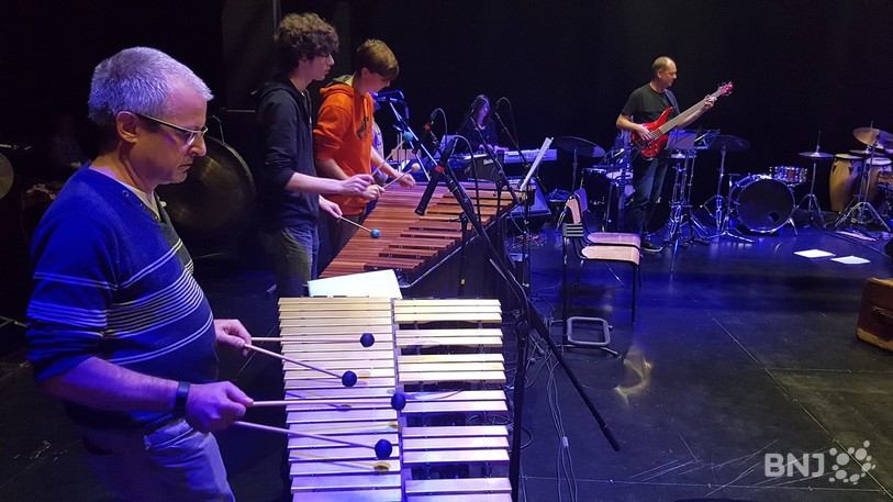 Les élèves et les professeurs se sont mis ensemble pour réinterpréter cette pièce bien connue du répertoire musical.