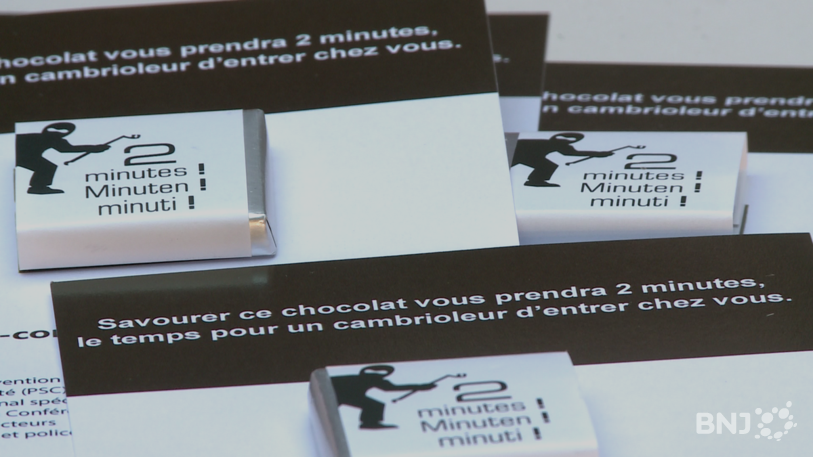 Les chocolats distibués par la police neuchâteloise portent l'inscription « 2 minutes », le temps dont a besoin un cambrioleur pour forcer une maison.