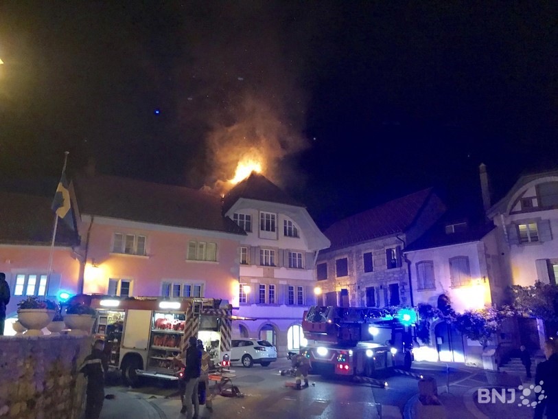 Une incendie s'est déclaré dans le centre du village d'Hauterive lundi en début de soirée.