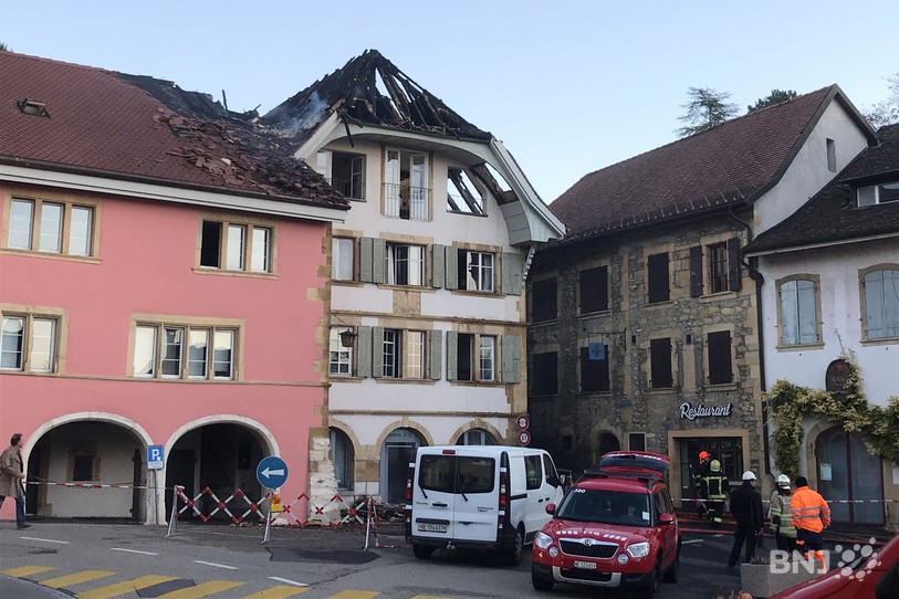 La partie est de la toiture de la Maison des arcades a aussi été la proie des flammes.