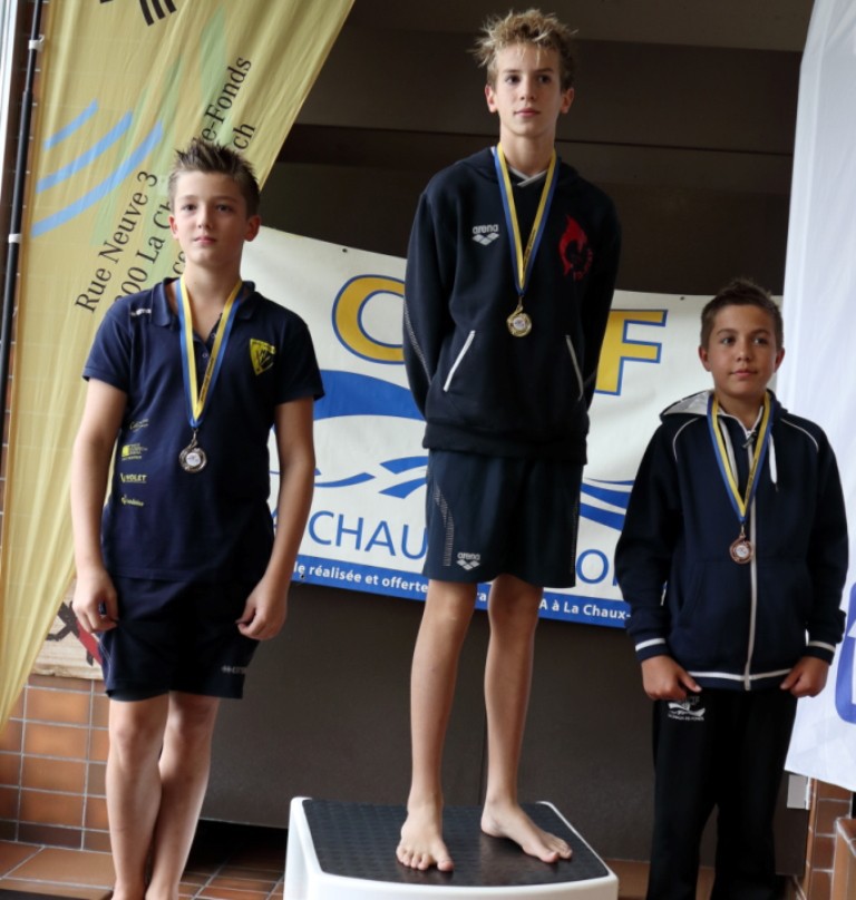 Le jeune nageur Dario Marcone, ici sur la première marche du podium, a battu plusieurs records du meeting du club de natation de La Chaux-de-Fonds.