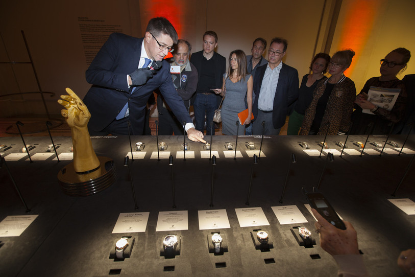 Gianfranco Ritschel, vice-président du jury, présente les montres en compétition au Grand Prix d'horlogerie de Genève 2017.