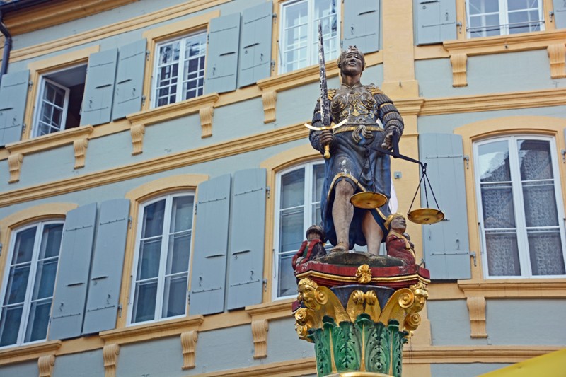 La Justice est taillée dans de la pierre d'Hauterive. Photo: sp-Ville de Neuchâtel.