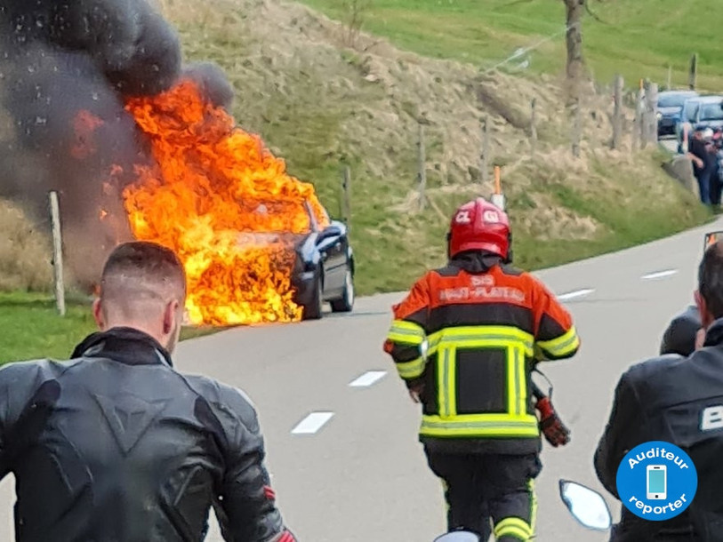 Aucun blessé n'est à déplorer dans l'incendie d'une voiture qui s'est produit samedi à Bourrignon. (Photo : auditeur reporter)