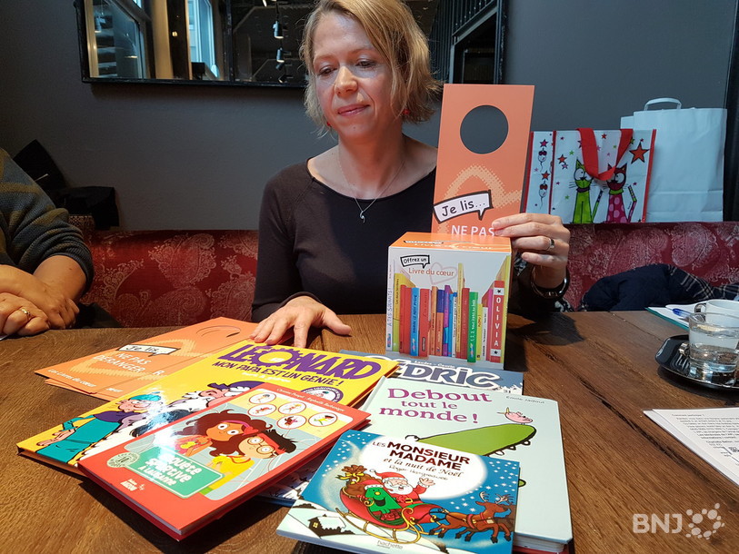 Charlotte Bellon, responsable de l'action « Livres du Coeur », conseille aux donateurs d'acheter des livres simples pour les petits ou des BD pour les plus grands.