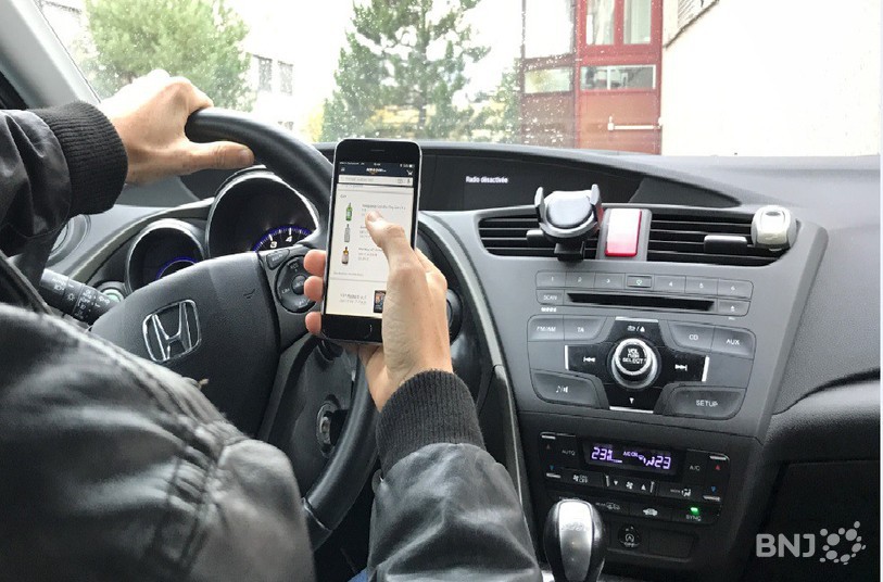 L'automobiliste consultait un site en conduisant.
